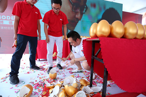 業主砸金蛋中大獎 (1)_副本.jpg