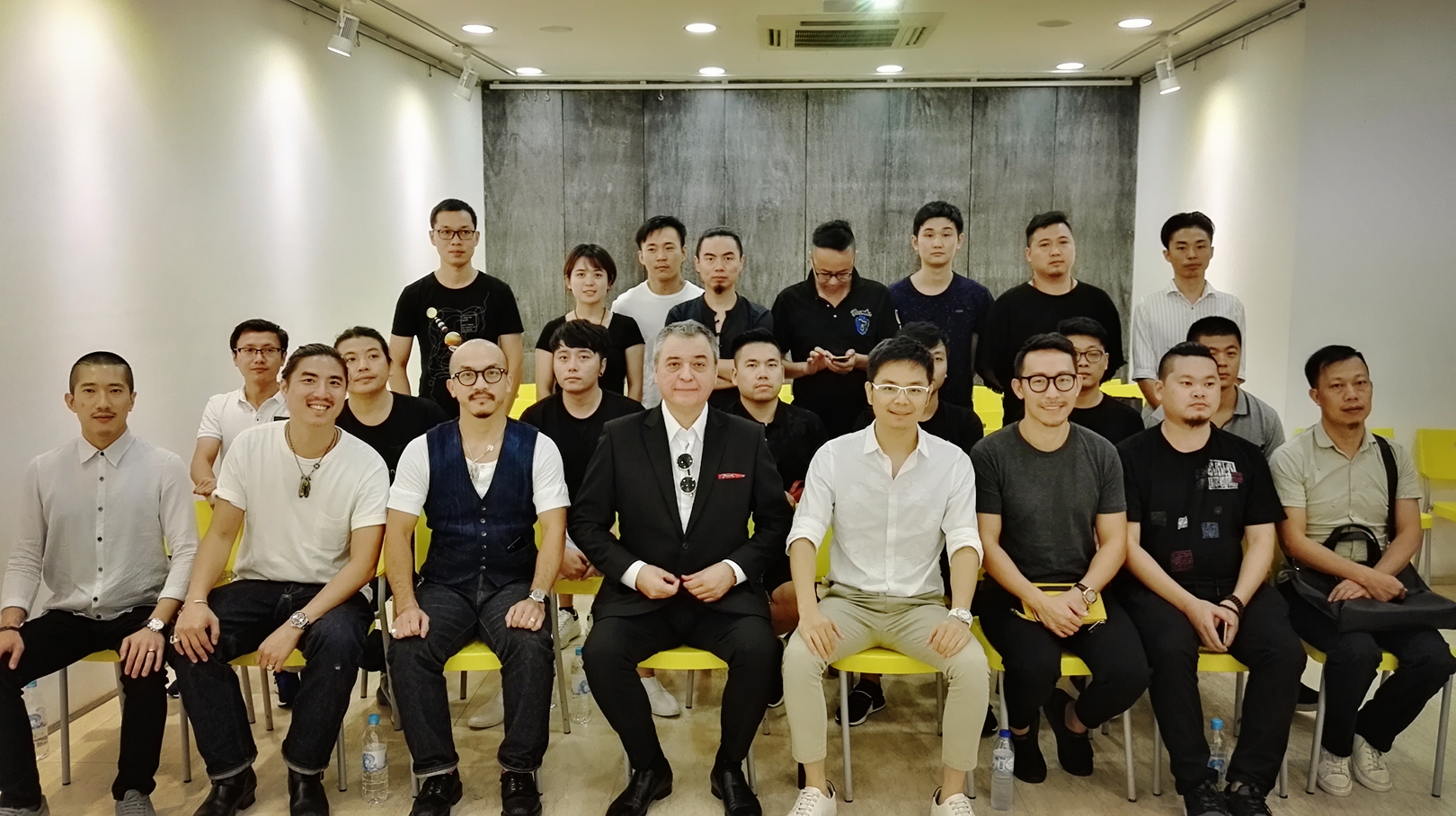 5 設(shè)計(jì)師們?cè)隈R若龍工作室合影.jpg