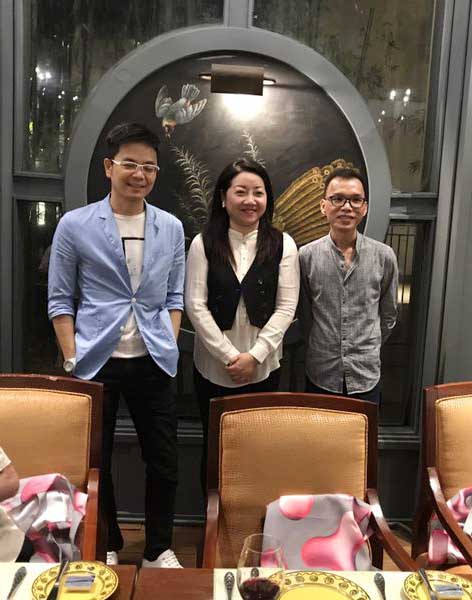 12 超盈文化執(zhí)行總裁江陽(中)與大唐合盛品牌市場(chǎng)中心總經(jīng)理符竣雄(右)覃思(左)在晚宴現(xiàn)場(chǎng)合影.jpg