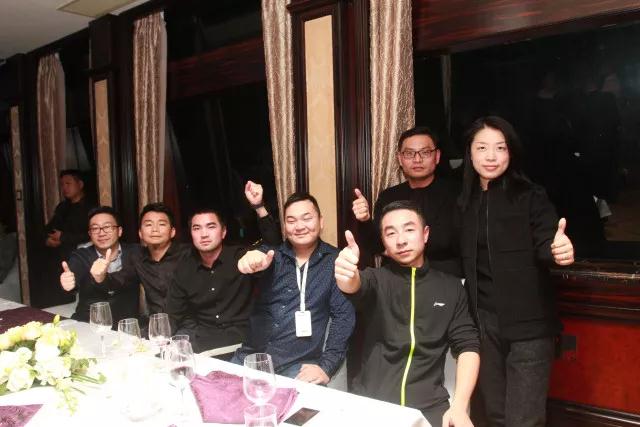 游輪慶祝酒會(huì)上設(shè)計(jì)師們盡情溝通 (4).jpg