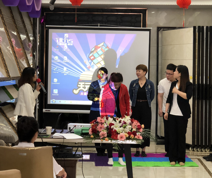 3 培訓導(dǎo)師譚嘉麗與學員們現(xiàn)場互動.jpg