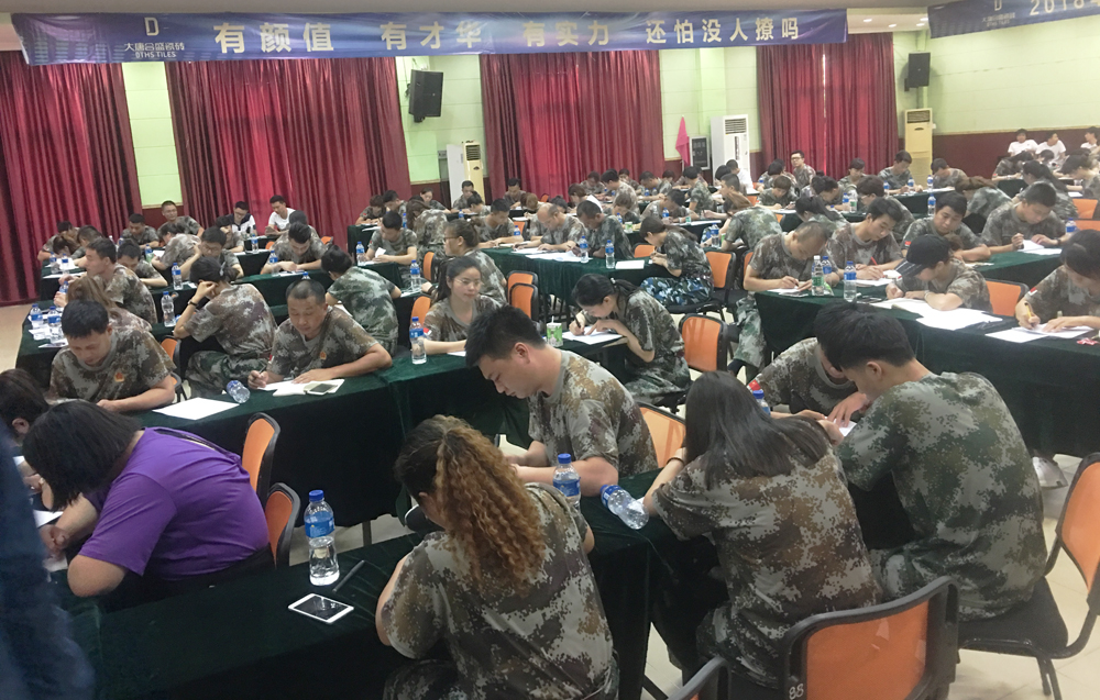 5 《多種店態(tài)標(biāo)準(zhǔn)及專賣店設(shè)計(jì)》課上,學(xué)員們認(rèn)真地做著筆記.jpg